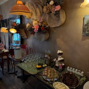 Marine Lorphelin Instagram - Quelle semaine (Partie 1) 🥹🎓

Docteur devant ma famille et mes amis, c’est beaucoup d’émotions ! 

Puis un joli moment de fête après la soutenance chez @maisonsauvageparis : décoration chaleureuse, desserts à tomber par terre (le cheesecake OMG🤤) et des recettes salées savoureuses et équilibrées. 
Avec un ban Bourguignon, évidemment ! 

Merci à tous pour vos messages que j’ai reçu par centaines 💕