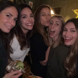 Marine Lorphelin Instagram - Quelle semaine (Partie 1) 🥹🎓

Docteur devant ma famille et mes amis, c’est beaucoup d’émotions ! 

Puis un joli moment de fête après la soutenance chez @maisonsauvageparis : décoration chaleureuse, desserts à tomber par terre (le cheesecake OMG🤤) et des recettes salées savoureuses et équilibrées. 
Avec un ban Bourguignon, évidemment ! 

Merci à tous pour vos messages que j’ai reçu par centaines 💕