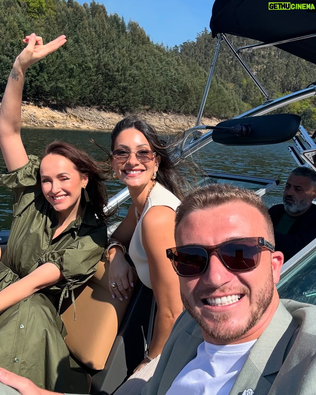 Marisa Cruz - 5.3K Likes - Por muito que conheça o nosso país ainda sou surpreendida com sítios muito especiais. Deixo-vos o registo de um dia passado em ótima companhia nesta casa de sonho no Gerês.
#gerês #portugal
