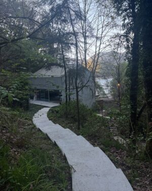 Marisa Cruz Instagram - Por muito que conheça o nosso país ainda sou  surpreendida com sítios muito especiais. Deixo-vos o registo de um dia passado em ótima companhia nesta casa de sonho no Gerês.

#gerês #portugal