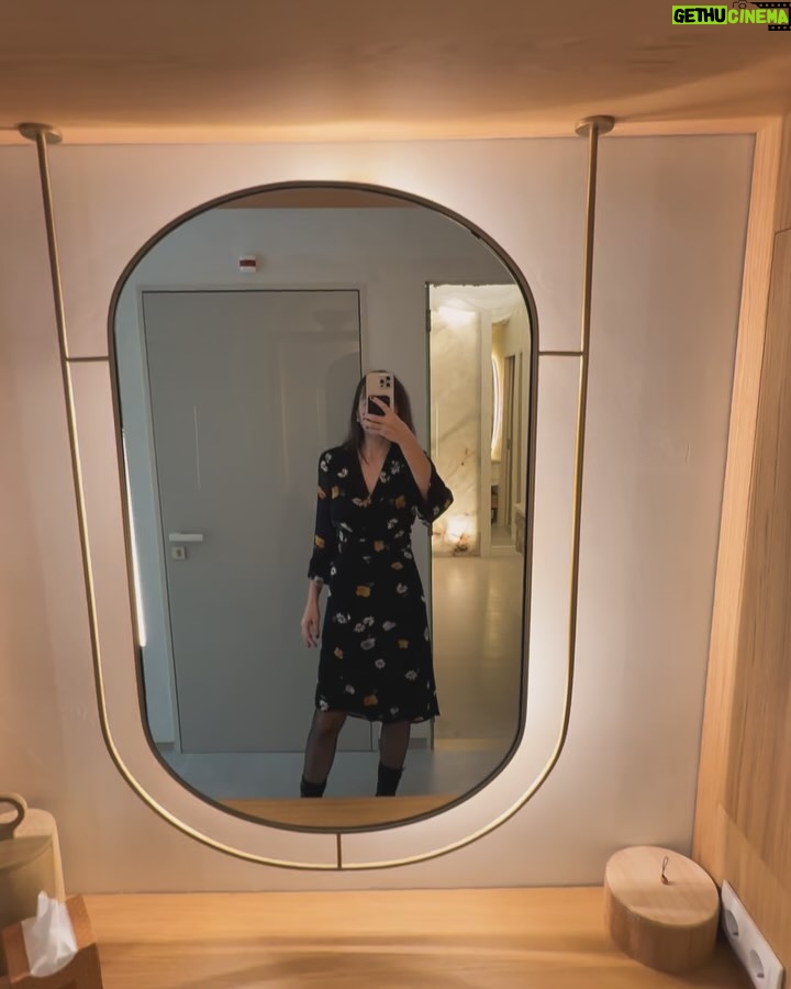 Marisa Cruz - 1.8K Likes - Nunca fui uma mulher que tivesse muitos problemas com a pele mas com a idade sinto que tem vindo a perder firmeza e é essa a minha preocupação principal, dar-lhe o melhor que existe para atrasar esse processo natural ☺️
Conheci a @drainesneves @inesnevesgroup que além de ser uma mulher linda sabe imenso sobre skincare e tem a preocupação constante de ter os melhores protocolos para ajudar outras mulheres a sentirem-se ainda mais bonitas e não está sozinha, juntou um grupo de profissionais de várias áreas que tive o prazer de conhecer no dia da mulher numa tertúlia sobre menopausa. Aprendi muito!
Uma das coisas que me fez confiar neste espaço foi a filosofia que defendem, o olhar para a Mulher de uma forma holística que è tudo o que acredito e defendo 🤍
Deixo aqui uma explicação mais completa do que podem esperar deste tratamento, o Liftera:
✨ Lifting natural: Estimula a produção de colágeno, deixando a pele mais firme e rejuvenescida.
💆♀️ Redução da flacidez: Atua nas camadas mais profundas da pele, ajudando a redefinir o contorno facial.
👱♀️ Melhora da textura e elasticidade: Deixa a pele mais uniforme, viçosa e com aspecto saudável.
🔄 Estímulo contínuo de colágeno: Os resultados melhoram progressivamente ao longo das semanas.
⏳ Procedimento rápido e sem tempo de recuperação: Pode ser feito em poucos minutos e não exige afastamento das atividades diárias.
Espero que fiquem tão apaixonadas por este espaço como eu fiquei. 🤍
#autocuidado #liftera #skincare #drainesneves #mulheresempreendedoras