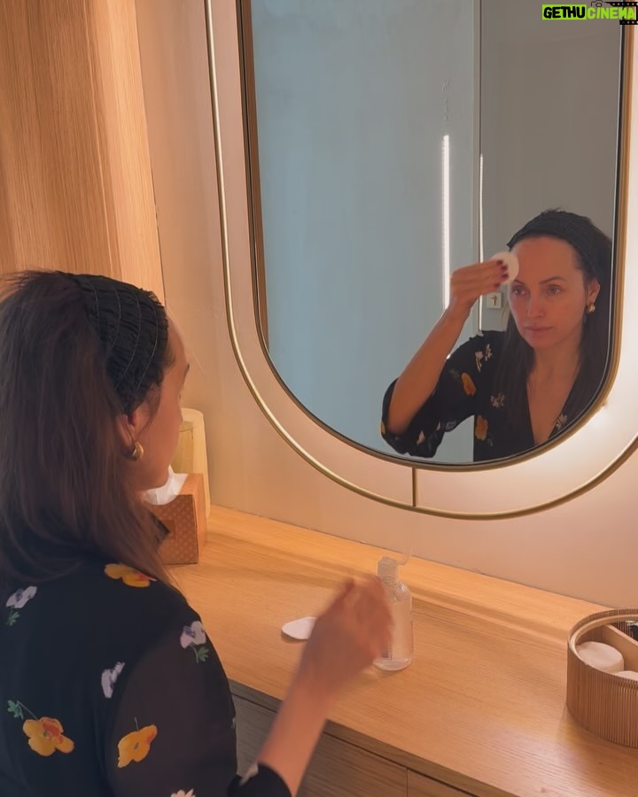 Marisa Cruz - 1.8K Likes - Nunca fui uma mulher que tivesse muitos problemas com a pele mas com a idade sinto que tem vindo a perder firmeza e é essa a minha preocupação principal, dar-lhe o melhor que existe para atrasar esse processo natural ☺️
Conheci a @drainesneves @inesnevesgroup que além de ser uma mulher linda sabe imenso sobre skincare e tem a preocupação constante de ter os melhores protocolos para ajudar outras mulheres a sentirem-se ainda mais bonitas e não está sozinha, juntou um grupo de profissionais de várias áreas que tive o prazer de conhecer no dia da mulher numa tertúlia sobre menopausa. Aprendi muito!
Uma das coisas que me fez confiar neste espaço foi a filosofia que defendem, o olhar para a Mulher de uma forma holística que è tudo o que acredito e defendo 🤍
Deixo aqui uma explicação mais completa do que podem esperar deste tratamento, o Liftera:
✨ Lifting natural: Estimula a produção de colágeno, deixando a pele mais firme e rejuvenescida.
💆♀️ Redução da flacidez: Atua nas camadas mais profundas da pele, ajudando a redefinir o contorno facial.
👱♀️ Melhora da textura e elasticidade: Deixa a pele mais uniforme, viçosa e com aspecto saudável.
🔄 Estímulo contínuo de colágeno: Os resultados melhoram progressivamente ao longo das semanas.
⏳ Procedimento rápido e sem tempo de recuperação: Pode ser feito em poucos minutos e não exige afastamento das atividades diárias.
Espero que fiquem tão apaixonadas por este espaço como eu fiquei. 🤍
#autocuidado #liftera #skincare #drainesneves #mulheresempreendedoras