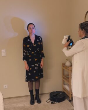Marisa Cruz Instagram - Nunca fui uma mulher que tivesse muitos problemas com a pele mas com a idade sinto que tem vindo a perder firmeza e é essa a minha preocupação principal, dar-lhe o melhor que existe para atrasar esse processo natural ☺️

Conheci a @drainesneves @inesnevesgroup que além de ser uma mulher linda sabe imenso sobre skincare e tem a preocupação constante de ter os melhores protocolos para ajudar outras mulheres a sentirem-se ainda mais bonitas e não está sozinha, juntou um grupo de profissionais de várias áreas que tive o prazer de conhecer no dia da mulher numa tertúlia sobre menopausa. Aprendi muito!

Uma das coisas que me fez confiar neste espaço foi a filosofia que defendem, o olhar para a Mulher de uma forma holística que è tudo o que acredito e defendo 🤍

Deixo aqui uma explicação mais completa do que podem esperar deste tratamento, o Liftera:

✨ Lifting natural: Estimula a produção de colágeno, deixando a pele mais firme e rejuvenescida.

💆‍♀️ Redução da flacidez: Atua nas camadas mais profundas da pele, ajudando a redefinir o contorno facial.

👱‍♀️ Melhora da textura e elasticidade: Deixa a pele mais uniforme, viçosa e com aspecto saudável.

🔄 Estímulo contínuo de colágeno: Os resultados melhoram progressivamente ao longo das semanas.

⏳ Procedimento rápido e sem tempo de recuperação: Pode ser feito em poucos minutos e não exige afastamento das atividades diárias.

Espero que fiquem tão apaixonadas por este espaço como eu fiquei. 🤍

#autocuidado #liftera #skincare #drainesneves #mulheresempreendedoras