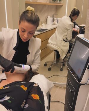 Marisa Cruz Instagram - Nunca fui uma mulher que tivesse muitos problemas com a pele mas com a idade sinto que tem vindo a perder firmeza e é essa a minha preocupação principal, dar-lhe o melhor que existe para atrasar esse processo natural ☺️

Conheci a @drainesneves @inesnevesgroup que além de ser uma mulher linda sabe imenso sobre skincare e tem a preocupação constante de ter os melhores protocolos para ajudar outras mulheres a sentirem-se ainda mais bonitas e não está sozinha, juntou um grupo de profissionais de várias áreas que tive o prazer de conhecer no dia da mulher numa tertúlia sobre menopausa. Aprendi muito!

Uma das coisas que me fez confiar neste espaço foi a filosofia que defendem, o olhar para a Mulher de uma forma holística que è tudo o que acredito e defendo 🤍

Deixo aqui uma explicação mais completa do que podem esperar deste tratamento, o Liftera:

✨ Lifting natural: Estimula a produção de colágeno, deixando a pele mais firme e rejuvenescida.

💆‍♀️ Redução da flacidez: Atua nas camadas mais profundas da pele, ajudando a redefinir o contorno facial.

👱‍♀️ Melhora da textura e elasticidade: Deixa a pele mais uniforme, viçosa e com aspecto saudável.

🔄 Estímulo contínuo de colágeno: Os resultados melhoram progressivamente ao longo das semanas.

⏳ Procedimento rápido e sem tempo de recuperação: Pode ser feito em poucos minutos e não exige afastamento das atividades diárias.

Espero que fiquem tão apaixonadas por este espaço como eu fiquei. 🤍

#autocuidado #liftera #skincare #drainesneves #mulheresempreendedoras