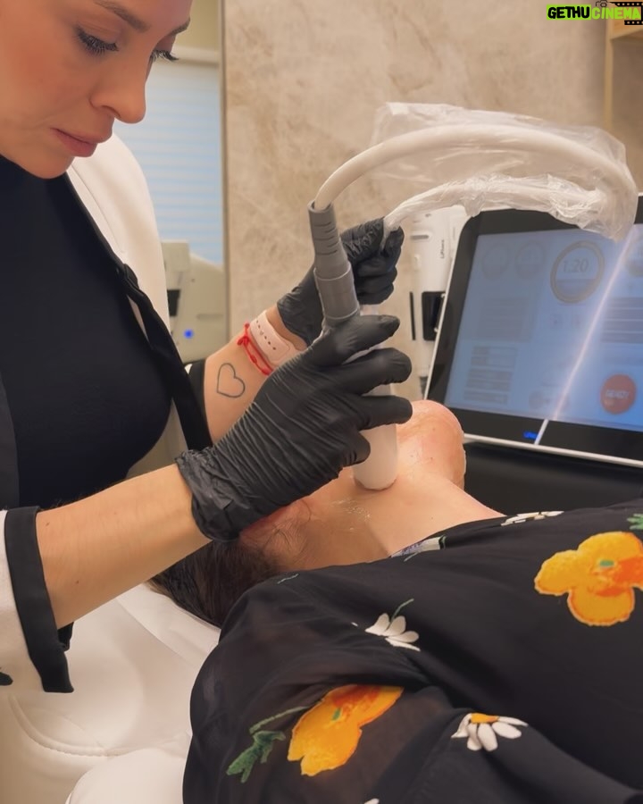 Marisa Cruz - 1.8K Likes - Nunca fui uma mulher que tivesse muitos problemas com a pele mas com a idade sinto que tem vindo a perder firmeza e é essa a minha preocupação principal, dar-lhe o melhor que existe para atrasar esse processo natural ☺️
Conheci a @drainesneves @inesnevesgroup que além de ser uma mulher linda sabe imenso sobre skincare e tem a preocupação constante de ter os melhores protocolos para ajudar outras mulheres a sentirem-se ainda mais bonitas e não está sozinha, juntou um grupo de profissionais de várias áreas que tive o prazer de conhecer no dia da mulher numa tertúlia sobre menopausa. Aprendi muito!
Uma das coisas que me fez confiar neste espaço foi a filosofia que defendem, o olhar para a Mulher de uma forma holística que è tudo o que acredito e defendo 🤍
Deixo aqui uma explicação mais completa do que podem esperar deste tratamento, o Liftera:
✨ Lifting natural: Estimula a produção de colágeno, deixando a pele mais firme e rejuvenescida.
💆♀️ Redução da flacidez: Atua nas camadas mais profundas da pele, ajudando a redefinir o contorno facial.
👱♀️ Melhora da textura e elasticidade: Deixa a pele mais uniforme, viçosa e com aspecto saudável.
🔄 Estímulo contínuo de colágeno: Os resultados melhoram progressivamente ao longo das semanas.
⏳ Procedimento rápido e sem tempo de recuperação: Pode ser feito em poucos minutos e não exige afastamento das atividades diárias.
Espero que fiquem tão apaixonadas por este espaço como eu fiquei. 🤍
#autocuidado #liftera #skincare #drainesneves #mulheresempreendedoras