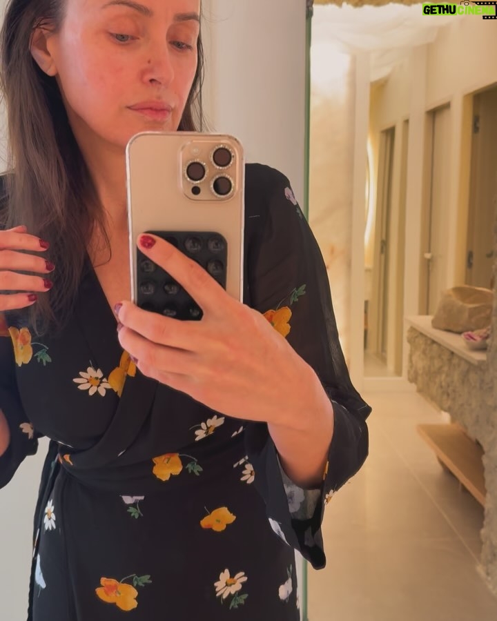 Marisa Cruz - 1.8K Likes - Nunca fui uma mulher que tivesse muitos problemas com a pele mas com a idade sinto que tem vindo a perder firmeza e é essa a minha preocupação principal, dar-lhe o melhor que existe para atrasar esse processo natural ☺️
Conheci a @drainesneves @inesnevesgroup que além de ser uma mulher linda sabe imenso sobre skincare e tem a preocupação constante de ter os melhores protocolos para ajudar outras mulheres a sentirem-se ainda mais bonitas e não está sozinha, juntou um grupo de profissionais de várias áreas que tive o prazer de conhecer no dia da mulher numa tertúlia sobre menopausa. Aprendi muito!
Uma das coisas que me fez confiar neste espaço foi a filosofia que defendem, o olhar para a Mulher de uma forma holística que è tudo o que acredito e defendo 🤍
Deixo aqui uma explicação mais completa do que podem esperar deste tratamento, o Liftera:
✨ Lifting natural: Estimula a produção de colágeno, deixando a pele mais firme e rejuvenescida.
💆♀️ Redução da flacidez: Atua nas camadas mais profundas da pele, ajudando a redefinir o contorno facial.
👱♀️ Melhora da textura e elasticidade: Deixa a pele mais uniforme, viçosa e com aspecto saudável.
🔄 Estímulo contínuo de colágeno: Os resultados melhoram progressivamente ao longo das semanas.
⏳ Procedimento rápido e sem tempo de recuperação: Pode ser feito em poucos minutos e não exige afastamento das atividades diárias.
Espero que fiquem tão apaixonadas por este espaço como eu fiquei. 🤍
#autocuidado #liftera #skincare #drainesneves #mulheresempreendedoras