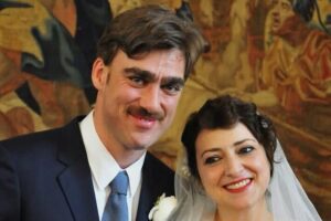 Marisa Passera Instagram - Oggi sono 10 anni da quando abbiamo deciso ( in realtà ho deciso io su suggerimento di Paride e Maurizio, tu hai detto solo basta che non mi tiri in mezzo in tutto questo casino ci vediamo lì amore mio ) di sposarci in una mirabolante festa della design week . Un matrimonio vero organizzato in tre settimane, un matrimonio perfetto e ci siamo dimenticati solo i confetti . Un matrimonio in cui ancora adesso qualcuno mi dice ero al tuo matrimonio e io non lo sapevo . Se riguardo le foto rido e piango , c’era ancora il mio papà , Nero era minuscolo e i miei amici sono sempre per fortuna gli amici della vita . Paride e Fede erano i miei testimoni , ma Paride aveva 40 di febbre perché organizzava anche la festa tra mille altri eventi e Paolone l’ha messo sotto una doccia ghiacciata per farlo riprendere salvo poi farci ubriacare tutti già all’aperitivo , Maurizio mi ha aiutata perfino a scegliere le tovaglie ( damascate che piacciono alle nonne ) la Siri mi ha portato a scegliere il vestito in un atelier che aveva trovato Andre che lavorava a un programma tv di spose , Stefano ha fatto dei piatti così belli che qualcuno li ha anche rubati , Carlo ha officiato il matrimonio in comune e alla festa si è vestito da Papa , Matteo ha filmato tutto e probabilmente di più , Anna ci ha fatti conoscere e non so perché sapeva che eravamo giusti proprio noi due , Fede ha cantato le canzoni romantiche e Nikki ci ha fatto volare ( io letteralmente , come da video finale )  E’ stato così bello grazie a tutti , ma soprattutto grazie a te amore mio . Mi fai impazzire ma ti amo ancora così tanto . 10 anni , Filippone mio bello , come dice Nero sei proprio un brav’uomo ❤️