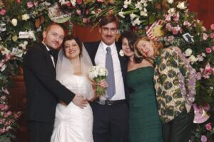 Marisa Passera Instagram - Oggi sono 10 anni da quando abbiamo deciso ( in realtà ho deciso io su suggerimento di Paride e Maurizio, tu hai detto solo basta che non mi tiri in mezzo in tutto questo casino ci vediamo lì amore mio ) di sposarci in una mirabolante festa della design week . Un matrimonio vero organizzato in tre settimane, un matrimonio perfetto e ci siamo dimenticati solo i confetti . Un matrimonio in cui ancora adesso qualcuno mi dice ero al tuo matrimonio e io non lo sapevo . Se riguardo le foto rido e piango , c’era ancora il mio papà , Nero era minuscolo e i miei amici sono sempre per fortuna gli amici della vita . Paride e Fede erano i miei testimoni , ma Paride aveva 40 di febbre perché organizzava anche la festa tra mille altri eventi e Paolone l’ha messo sotto una doccia ghiacciata per farlo riprendere salvo poi farci ubriacare tutti già all’aperitivo , Maurizio mi ha aiutata perfino a scegliere le tovaglie ( damascate che piacciono alle nonne ) la Siri mi ha portato a scegliere il vestito in un atelier che aveva trovato Andre che lavorava a un programma tv di spose , Stefano ha fatto dei piatti così belli che qualcuno li ha anche rubati , Carlo ha officiato il matrimonio in comune e alla festa si è vestito da Papa , Matteo ha filmato tutto e probabilmente di più , Anna ci ha fatti conoscere e non so perché sapeva che eravamo giusti proprio noi due , Fede ha cantato le canzoni romantiche e Nikki ci ha fatto volare ( io letteralmente , come da video finale )  E’ stato così bello grazie a tutti , ma soprattutto grazie a te amore mio . Mi fai impazzire ma ti amo ancora così tanto . 10 anni , Filippone mio bello , come dice Nero sei proprio un brav’uomo ❤️