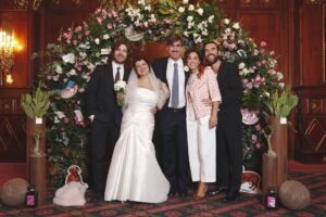 Marisa Passera Instagram - Oggi sono 10 anni da quando abbiamo deciso ( in realtà ho deciso io su suggerimento di Paride e Maurizio, tu hai detto solo basta che non mi tiri in mezzo in tutto questo casino ci vediamo lì amore mio ) di sposarci in una mirabolante festa della design week . Un matrimonio vero organizzato in tre settimane, un matrimonio perfetto e ci siamo dimenticati solo i confetti . Un matrimonio in cui ancora adesso qualcuno mi dice ero al tuo matrimonio e io non lo sapevo . Se riguardo le foto rido e piango , c’era ancora il mio papà , Nero era minuscolo e i miei amici sono sempre per fortuna gli amici della vita . Paride e Fede erano i miei testimoni , ma Paride aveva 40 di febbre perché organizzava anche la festa tra mille altri eventi e Paolone l’ha messo sotto una doccia ghiacciata per farlo riprendere salvo poi farci ubriacare tutti già all’aperitivo , Maurizio mi ha aiutata perfino a scegliere le tovaglie ( damascate che piacciono alle nonne ) la Siri mi ha portato a scegliere il vestito in un atelier che aveva trovato Andre che lavorava a un programma tv di spose , Stefano ha fatto dei piatti così belli che qualcuno li ha anche rubati , Carlo ha officiato il matrimonio in comune e alla festa si è vestito da Papa , Matteo ha filmato tutto e probabilmente di più , Anna ci ha fatti conoscere e non so perché sapeva che eravamo giusti proprio noi due , Fede ha cantato le canzoni romantiche e Nikki ci ha fatto volare ( io letteralmente , come da video finale )  E’ stato così bello grazie a tutti , ma soprattutto grazie a te amore mio . Mi fai impazzire ma ti amo ancora così tanto . 10 anni , Filippone mio bello , come dice Nero sei proprio un brav’uomo ❤️