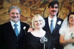 Marisa Passera Instagram - Oggi sono 10 anni da quando abbiamo deciso ( in realtà ho deciso io su suggerimento di Paride e Maurizio, tu hai detto solo basta che non mi tiri in mezzo in tutto questo casino ci vediamo lì amore mio ) di sposarci in una mirabolante festa della design week . Un matrimonio vero organizzato in tre settimane, un matrimonio perfetto e ci siamo dimenticati solo i confetti . Un matrimonio in cui ancora adesso qualcuno mi dice ero al tuo matrimonio e io non lo sapevo . Se riguardo le foto rido e piango , c’era ancora il mio papà , Nero era minuscolo e i miei amici sono sempre per fortuna gli amici della vita . Paride e Fede erano i miei testimoni , ma Paride aveva 40 di febbre perché organizzava anche la festa tra mille altri eventi e Paolone l’ha messo sotto una doccia ghiacciata per farlo riprendere salvo poi farci ubriacare tutti già all’aperitivo , Maurizio mi ha aiutata perfino a scegliere le tovaglie ( damascate che piacciono alle nonne ) la Siri mi ha portato a scegliere il vestito in un atelier che aveva trovato Andre che lavorava a un programma tv di spose , Stefano ha fatto dei piatti così belli che qualcuno li ha anche rubati , Carlo ha officiato il matrimonio in comune e alla festa si è vestito da Papa , Matteo ha filmato tutto e probabilmente di più , Anna ci ha fatti conoscere e non so perché sapeva che eravamo giusti proprio noi due , Fede ha cantato le canzoni romantiche e Nikki ci ha fatto volare ( io letteralmente , come da video finale )  E’ stato così bello grazie a tutti , ma soprattutto grazie a te amore mio . Mi fai impazzire ma ti amo ancora così tanto . 10 anni , Filippone mio bello , come dice Nero sei proprio un brav’uomo ❤️