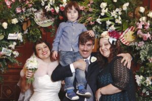 Marisa Passera Instagram - Oggi sono 10 anni da quando abbiamo deciso ( in realtà ho deciso io su suggerimento di Paride e Maurizio, tu hai detto solo basta che non mi tiri in mezzo in tutto questo casino ci vediamo lì amore mio ) di sposarci in una mirabolante festa della design week . Un matrimonio vero organizzato in tre settimane, un matrimonio perfetto e ci siamo dimenticati solo i confetti . Un matrimonio in cui ancora adesso qualcuno mi dice ero al tuo matrimonio e io non lo sapevo . Se riguardo le foto rido e piango , c’era ancora il mio papà , Nero era minuscolo e i miei amici sono sempre per fortuna gli amici della vita . Paride e Fede erano i miei testimoni , ma Paride aveva 40 di febbre perché organizzava anche la festa tra mille altri eventi e Paolone l’ha messo sotto una doccia ghiacciata per farlo riprendere salvo poi farci ubriacare tutti già all’aperitivo , Maurizio mi ha aiutata perfino a scegliere le tovaglie ( damascate che piacciono alle nonne ) la Siri mi ha portato a scegliere il vestito in un atelier che aveva trovato Andre che lavorava a un programma tv di spose , Stefano ha fatto dei piatti così belli che qualcuno li ha anche rubati , Carlo ha officiato il matrimonio in comune e alla festa si è vestito da Papa , Matteo ha filmato tutto e probabilmente di più , Anna ci ha fatti conoscere e non so perché sapeva che eravamo giusti proprio noi due , Fede ha cantato le canzoni romantiche e Nikki ci ha fatto volare ( io letteralmente , come da video finale )  E’ stato così bello grazie a tutti , ma soprattutto grazie a te amore mio . Mi fai impazzire ma ti amo ancora così tanto . 10 anni , Filippone mio bello , come dice Nero sei proprio un brav’uomo ❤️
