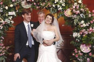Marisa Passera Instagram - Oggi sono 10 anni da quando abbiamo deciso ( in realtà ho deciso io su suggerimento di Paride e Maurizio, tu hai detto solo basta che non mi tiri in mezzo in tutto questo casino ci vediamo lì amore mio ) di sposarci in una mirabolante festa della design week . Un matrimonio vero organizzato in tre settimane, un matrimonio perfetto e ci siamo dimenticati solo i confetti . Un matrimonio in cui ancora adesso qualcuno mi dice ero al tuo matrimonio e io non lo sapevo . Se riguardo le foto rido e piango , c’era ancora il mio papà , Nero era minuscolo e i miei amici sono sempre per fortuna gli amici della vita . Paride e Fede erano i miei testimoni , ma Paride aveva 40 di febbre perché organizzava anche la festa tra mille altri eventi e Paolone l’ha messo sotto una doccia ghiacciata per farlo riprendere salvo poi farci ubriacare tutti già all’aperitivo , Maurizio mi ha aiutata perfino a scegliere le tovaglie ( damascate che piacciono alle nonne ) la Siri mi ha portato a scegliere il vestito in un atelier che aveva trovato Andre che lavorava a un programma tv di spose , Stefano ha fatto dei piatti così belli che qualcuno li ha anche rubati , Carlo ha officiato il matrimonio in comune e alla festa si è vestito da Papa , Matteo ha filmato tutto e probabilmente di più , Anna ci ha fatti conoscere e non so perché sapeva che eravamo giusti proprio noi due , Fede ha cantato le canzoni romantiche e Nikki ci ha fatto volare ( io letteralmente , come da video finale )  E’ stato così bello grazie a tutti , ma soprattutto grazie a te amore mio . Mi fai impazzire ma ti amo ancora così tanto . 10 anni , Filippone mio bello , come dice Nero sei proprio un brav’uomo ❤️