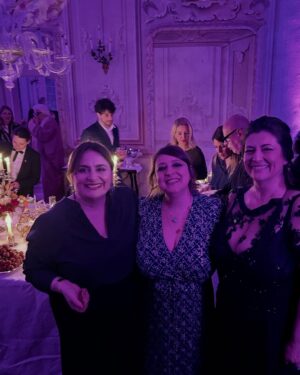 Marisa Passera Instagram - I miei giorni più felici dell’anno, l’incontro con donne magiche che costruiscono ogni giorno un mondo di talento competenza grazia e bellezza, un mondo in cui tutto diventa possibile se siamo insieme , perfino ridere con Whoopi Goldberg, un senso di orgoglio l’una per l’altra che diventa sorellanza e forza . Tutto questo è Wif , grazie Angela Frenda che ne sei l’anima e il motore inarrestabile  #wif2025 #womeninfood 🩷 1-Whoopi e il valore inestimabile di essere eccentrici e unici 2- Lidia Bastianich che da Pola e’ arrivata in America e ha costruito un nuovo mondo , ma sempre ancorato alle sue radici ai sapori ai profumi della sua terra : la storia degli esuli che è anche la storia della mia famiglia 3-Antonia Sofia Mila Gigi Mari , sorellanze di Wif 4-finalmente una foto con mia sorella 5- l’incredibile tavola di Viviana Varese , oltre la meraviglia 6-Angela e Antonella per sempre spiriti guida 7- Valentina che ci ha riempite di infinita bellezza 8-per esempio dalla mia finestra di giorno 9- per esempio dalla mia finestra di notte ✨E a seguire bellezza che come dicevo non finisce mai . Grazie per ognuna delle storie che mi avete raccontato , grazie per avermi resa come ogni anno migliore , grazie perché quando siamo insieme il mondo è un posto migliore ✨✨✨✨✨✨✨✨✨✨✨✨✨