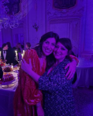 Marisa Passera Instagram - I miei giorni più felici dell’anno, l’incontro con donne magiche che costruiscono ogni giorno un mondo di talento competenza grazia e bellezza, un mondo in cui tutto diventa possibile se siamo insieme , perfino ridere con Whoopi Goldberg, un senso di orgoglio l’una per l’altra che diventa sorellanza e forza . Tutto questo è Wif , grazie Angela Frenda che ne sei l’anima e il motore inarrestabile  #wif2025 #womeninfood 🩷 1-Whoopi e il valore inestimabile di essere eccentrici e unici 2- Lidia Bastianich che da Pola e’ arrivata in America e ha costruito un nuovo mondo , ma sempre ancorato alle sue radici ai sapori ai profumi della sua terra : la storia degli esuli che è anche la storia della mia famiglia 3-Antonia Sofia Mila Gigi Mari , sorellanze di Wif 4-finalmente una foto con mia sorella 5- l’incredibile tavola di Viviana Varese , oltre la meraviglia 6-Angela e Antonella per sempre spiriti guida 7- Valentina che ci ha riempite di infinita bellezza 8-per esempio dalla mia finestra di giorno 9- per esempio dalla mia finestra di notte ✨E a seguire bellezza che come dicevo non finisce mai . Grazie per ognuna delle storie che mi avete raccontato , grazie per avermi resa come ogni anno migliore , grazie perché quando siamo insieme il mondo è un posto migliore ✨✨✨✨✨✨✨✨✨✨✨✨✨