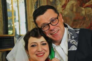 Marisa Passera Instagram - Oggi sono 10 anni da quando abbiamo deciso ( in realtà ho deciso io su suggerimento di Paride e Maurizio, tu hai detto solo basta che non mi tiri in mezzo in tutto questo casino ci vediamo lì amore mio ) di sposarci in una mirabolante festa della design week . Un matrimonio vero organizzato in tre settimane, un matrimonio perfetto e ci siamo dimenticati solo i confetti . Un matrimonio in cui ancora adesso qualcuno mi dice ero al tuo matrimonio e io non lo sapevo . Se riguardo le foto rido e piango , c’era ancora il mio papà , Nero era minuscolo e i miei amici sono sempre per fortuna gli amici della vita . Paride e Fede erano i miei testimoni , ma Paride aveva 40 di febbre perché organizzava anche la festa tra mille altri eventi e Paolone l’ha messo sotto una doccia ghiacciata per farlo riprendere salvo poi farci ubriacare tutti già all’aperitivo , Maurizio mi ha aiutata perfino a scegliere le tovaglie ( damascate che piacciono alle nonne ) la Siri mi ha portato a scegliere il vestito in un atelier che aveva trovato Andre che lavorava a un programma tv di spose , Stefano ha fatto dei piatti così belli che qualcuno li ha anche rubati , Carlo ha officiato il matrimonio in comune e alla festa si è vestito da Papa , Matteo ha filmato tutto e probabilmente di più , Anna ci ha fatti conoscere e non so perché sapeva che eravamo giusti proprio noi due , Fede ha cantato le canzoni romantiche e Nikki ci ha fatto volare ( io letteralmente , come da video finale )  E’ stato così bello grazie a tutti , ma soprattutto grazie a te amore mio . Mi fai impazzire ma ti amo ancora così tanto . 10 anni , Filippone mio bello , come dice Nero sei proprio un brav’uomo ❤️