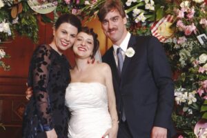 Marisa Passera Instagram - Oggi sono 10 anni da quando abbiamo deciso ( in realtà ho deciso io su suggerimento di Paride e Maurizio, tu hai detto solo basta che non mi tiri in mezzo in tutto questo casino ci vediamo lì amore mio ) di sposarci in una mirabolante festa della design week . Un matrimonio vero organizzato in tre settimane, un matrimonio perfetto e ci siamo dimenticati solo i confetti . Un matrimonio in cui ancora adesso qualcuno mi dice ero al tuo matrimonio e io non lo sapevo . Se riguardo le foto rido e piango , c’era ancora il mio papà , Nero era minuscolo e i miei amici sono sempre per fortuna gli amici della vita . Paride e Fede erano i miei testimoni , ma Paride aveva 40 di febbre perché organizzava anche la festa tra mille altri eventi e Paolone l’ha messo sotto una doccia ghiacciata per farlo riprendere salvo poi farci ubriacare tutti già all’aperitivo , Maurizio mi ha aiutata perfino a scegliere le tovaglie ( damascate che piacciono alle nonne ) la Siri mi ha portato a scegliere il vestito in un atelier che aveva trovato Andre che lavorava a un programma tv di spose , Stefano ha fatto dei piatti così belli che qualcuno li ha anche rubati , Carlo ha officiato il matrimonio in comune e alla festa si è vestito da Papa , Matteo ha filmato tutto e probabilmente di più , Anna ci ha fatti conoscere e non so perché sapeva che eravamo giusti proprio noi due , Fede ha cantato le canzoni romantiche e Nikki ci ha fatto volare ( io letteralmente , come da video finale )  E’ stato così bello grazie a tutti , ma soprattutto grazie a te amore mio . Mi fai impazzire ma ti amo ancora così tanto . 10 anni , Filippone mio bello , come dice Nero sei proprio un brav’uomo ❤️
