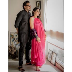 Mariyam Nafees Instagram - • Eid Mubarak from me and my boys 🥰🤗

Late to the festivities but made it out of transit before they ended 🥲
(No Eid like the epic Pakistani Eid) 
Iz good to be home 🫠

Alhamdulilah for all the joys around us - big adventures, tiny moments, our loved ones, home(s), a beautiful life and this handsome lil bunny 🥹

Hope y’all had a wonderful Eid surrounded by your loved ones, rooms full of laughter and unlimited Sheer Khurma 🌙💌

Fit: @aashkaarofficial 🩷
Shots: @abdulsamadzia 

| #AmYam | Eid Mubarak | Eid 2025 | Home | My Boys | MashAllah |