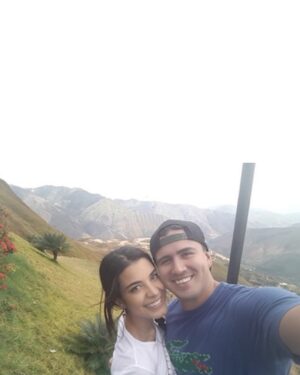 Marjorie Magri Instagram - Since 2012….. cuántos caminos recorridos, aprendizajes, sonrisas, lágrimas, desafíos, logros, fracasos, … a veces el camino no ha sido fácil, hoy se entiende la diferencia entre amar y estar enamorado… siempre de la mano de Papá Dios… nuestra familia siempre será primero, segundo y tercero❤️

10 años de casados y 13 caminando juntos… seguimos contando 💜🐸💜

Te amo @longolozada