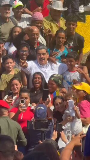 Marlene De Andrade Instagram - Pdte. Nicolás Maduro: Junto al pueblo de #ElLimón, en la parroquia Sucre, con el #Amor y la alegría de la juventud, la abuela, el abuelo, del hombre y la mujer de a pie. ¡Cuenten siempre conmigo! ¡Viva la Patria y su gente!