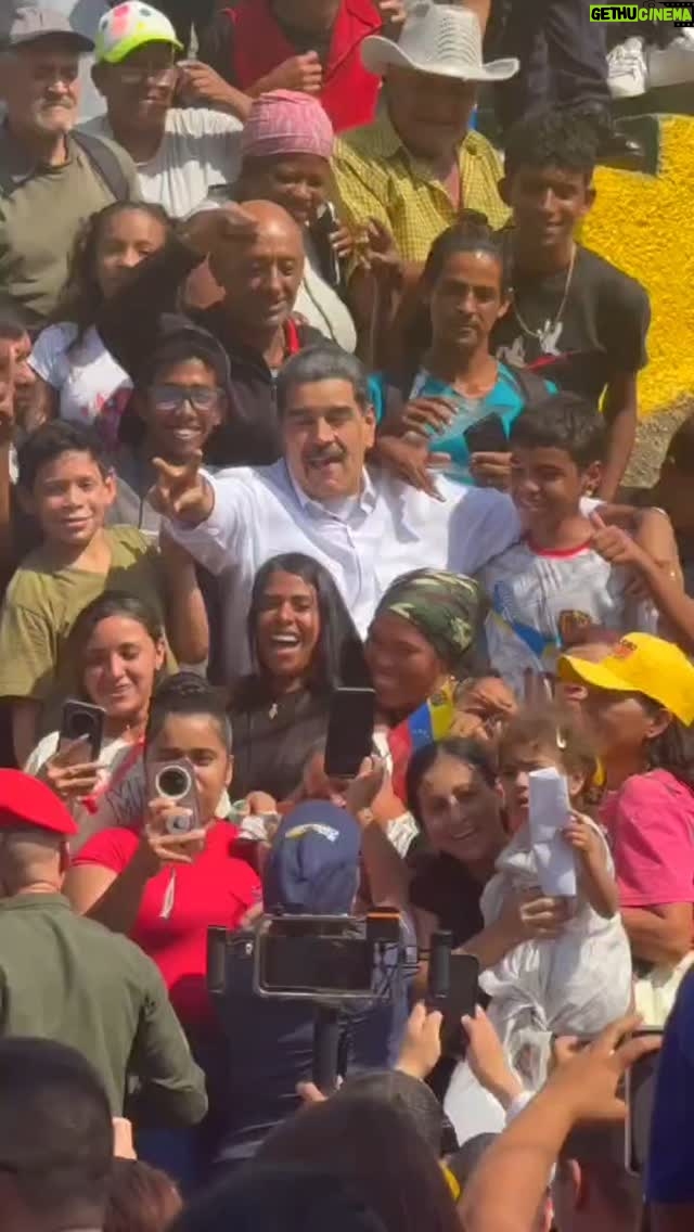 Marlene De Andrade - 20.1K Likes - Pdte. Nicolás Maduro: Junto al pueblo de #ElLimón, en la parroquia Sucre, con el #Amor y la alegría de la juventud, la abuela, el abuelo, del hombre y la mujer de a pie. ¡Cuenten siempre conmigo! ¡Viva la Patria y su gente!