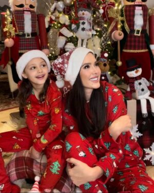 Marlene Favela Instagram - Nada me hace más feliz que ver tu carita visando montamos nuestro árbol de Navidad 🎄 @bellaseely_ 
Gracias 
@amarenaeventos por traer tu magia y tu alegría a nuestro hogar 🎅🏻🎄
