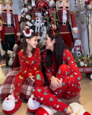 Marlene Favela Instagram - Nada me hace más feliz que ver tu carita visando montamos nuestro árbol de Navidad 🎄 @bellaseely_ 
Gracias 
@amarenaeventos por traer tu magia y tu alegría a nuestro hogar 🎅🏻🎄
