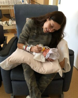 Marlene Favela Instagram - He amado cada segundo desde mi dulce espera, cuando soñaba con tenerte entre mis brazos y abrazar cada centímetro de tu pielecita, he amado cada instante de nuestra vida juntas, por que tú me has convertido en mi mejor versión! TE AMO POR SIEMPRE Y PARA SIEMPRE !!!!!!
FELIZ CUMPLEAÑOS “5” MI AMADA PRINCESA @bellaseely_ 🎂🎂🎂🎂🎂⭐️💫✨🌟