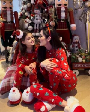 Marlene Favela Instagram - Nada me hace más feliz que ver tu carita visando montamos nuestro árbol de Navidad 🎄 @bellaseely_ 
Gracias 
@amarenaeventos por traer tu magia y tu alegría a nuestro hogar 🎅🏻🎄