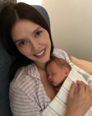 Marlene Favela Instagram - He amado cada segundo desde mi dulce espera, cuando soñaba con tenerte entre mis brazos y abrazar cada centímetro de tu pielecita, he amado cada instante de nuestra vida juntas, por que tú me has convertido en mi mejor versión! TE AMO POR SIEMPRE Y PARA SIEMPRE !!!!!!
FELIZ CUMPLEAÑOS “5” MI AMADA PRINCESA @bellaseely_ 🎂🎂🎂🎂🎂⭐️💫✨🌟