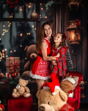 Marlene Favela Instagram - Siempre he amado esta época, pero desde que tú llegaste @bellaseely_  se ha convertido en mi favorita!!! Felices fiestas 🎄 

Fotos by @naye79