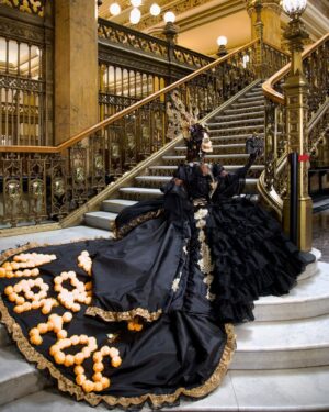 Marlene Favela Instagram - #catrinas #diademuertos 

Proyecto cultural @catrinascontemporaneas
Locación: @Palacio.Postal.museo
Fotografía: @cielocardona
@cieloCardonastudio
Makeup Artist: @EsmeraldaHinojosaArellano
Arte corporal: @laocontemx
Diseñadora: @nandagutierrez_moda
Xolos: @XolosCamacho
Tocado Bella: @bonbonellemx
@prensa_danna