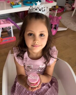 Marlene Favela Instagram - Desde hoy empezamos a celebrarte mi amada princesa @bellaseely_ 💕 #barbietime