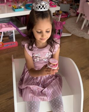 Marlene Favela Instagram - Desde hoy empezamos a celebrarte mi amada princesa @bellaseely_ 💕 #barbietime