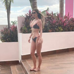 Marlene Favela Instagram - #internationalbikiniday👙 cual les gusta más? Normal o embarazada? Amo esta prenda❤️