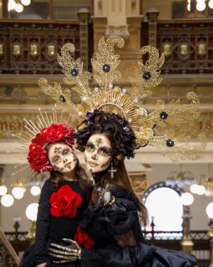 Marlene Favela Instagram - Que tu mejor herencia sea amar tu vida y honrarla todos los días de tu existencia! @bellaseely_ 
Amando nuestras tradiciones y nuestra cultura 🇲🇽
#diademuertos 

Proyecto cultural @catrinascontemporaneas
Locación: @Palacio.Postal.museo
Fotografía: @cielocardona
@cieloCardonastudio
Makeup Artist: @EsmeraldaHinojosaArellano
Arte corporal: @laocontemx
Diseñadora: @nandagutierrez_moda
Xolos: @XolosCamacho
Tocado Bella: @bonbonellemx 
@prensa_danna