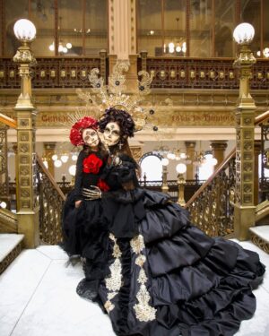 Marlene Favela Instagram - Que tu mejor herencia sea amar tu vida y honrarla todos los días de tu existencia! @bellaseely_ 
Amando nuestras tradiciones y nuestra cultura 🇲🇽
#diademuertos 

Proyecto cultural @catrinascontemporaneas
Locación: @Palacio.Postal.museo
Fotografía: @cielocardona
@cieloCardonastudio
Makeup Artist: @EsmeraldaHinojosaArellano
Arte corporal: @laocontemx
Diseñadora: @nandagutierrez_moda
Xolos: @XolosCamacho
Tocado Bella: @bonbonellemx 
@prensa_danna