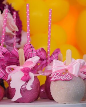 Marlene Favela Instagram - Eso nos pasa por rodearnos de los mejores👇🏼💕 

✅ @mattel ⭐️

✅ @grupohabita
Locación 

✅@amarenaeventos
Decoración y Organización de eventos

✅ @babidibooparty.cdmx 
Escenario (caja de Barbie)

✅@ideascreativaschicmx
Detalles personalizados, chocolates y box cubiertos con la temática 

✅@papeletamx 
Empaques de mesa de postres , mini domos & cajas y personalizados, bolsas de playa Bella

✅@pastelesmm
Pastel y postres

✅@dulce.salado.digital postres 

✅ @larisa_desing belleza de piñatas

✅ @happywishes.byabu 
Girnalda y centros de mesa

✅ @princesspartydf 
Barbie y Ken

#barbieparty #barbie