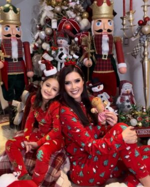 Marlene Favela Instagram - Nada me hace más feliz que ver tu carita visando montamos nuestro árbol de Navidad 🎄 @bellaseely_ 
Gracias 
@amarenaeventos por traer tu magia y tu alegría a nuestro hogar 🎅🏻🎄