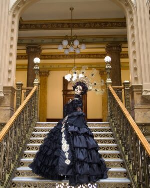 Marlene Favela Instagram - TE AMO MÉXICO, AMO NUESTRAS TRADICIONES Y NUESTRA CULTURA! QUE VIVAN MIS MUERTOS! #diademuertos

En memoria de los míos!

Proyecto cultural @catrinascontemporaneas
Locación: @Palacio.Postal.museo
Fotografía: @cielocardona
@cieloCardonastudio
Makeup Artist: @EsmeraldaHinojosaArellano
Arte corporal: @laocontemx
Diseñadora: @nandagutierrez_moda
Xolos: @XolosCamacho
Tocado Bella: @bonbonellemx 
@prensa_danna