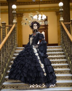 Marlene Favela Instagram - TE AMO MÉXICO, AMO NUESTRAS TRADICIONES Y NUESTRA CULTURA! QUE VIVAN MIS MUERTOS! #diademuertos

En memoria de los míos!

Proyecto cultural @catrinascontemporaneas
Locación: @Palacio.Postal.museo
Fotografía: @cielocardona
@cieloCardonastudio
Makeup Artist: @EsmeraldaHinojosaArellano
Arte corporal: @laocontemx
Diseñadora: @nandagutierrez_moda
Xolos: @XolosCamacho
Tocado Bella: @bonbonellemx 
@prensa_danna