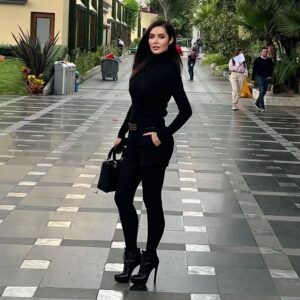 Marlene Favela Instagram - Pasito tuntún 🖤

#belt by @me_boutique
