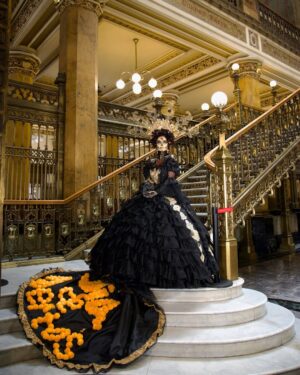 Marlene Favela Instagram - TE AMO MÉXICO, AMO NUESTRAS TRADICIONES Y NUESTRA CULTURA! QUE VIVAN MIS MUERTOS! #diademuertos

En memoria de los míos!

Proyecto cultural @catrinascontemporaneas
Locación: @Palacio.Postal.museo
Fotografía: @cielocardona
@cieloCardonastudio
Makeup Artist: @EsmeraldaHinojosaArellano
Arte corporal: @laocontemx
Diseñadora: @nandagutierrez_moda
Xolos: @XolosCamacho
Tocado Bella: @bonbonellemx 
@prensa_danna