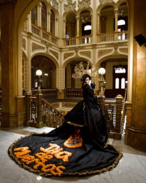 Marlene Favela Instagram - TE AMO MÉXICO, AMO NUESTRAS TRADICIONES Y NUESTRA CULTURA! QUE VIVAN MIS MUERTOS! #diademuertos

En memoria de los míos!

Proyecto cultural @catrinascontemporaneas
Locación: @Palacio.Postal.museo
Fotografía: @cielocardona
@cieloCardonastudio
Makeup Artist: @EsmeraldaHinojosaArellano
Arte corporal: @laocontemx
Diseñadora: @nandagutierrez_moda
Xolos: @XolosCamacho
Tocado Bella: @bonbonellemx 
@prensa_danna