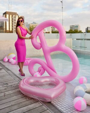 Marlene Favela Instagram - Que todos tus sueños siempre se hagan princesa @bellaseely_ 
👇🏼💕 

✅ @mattel ⭐️

✅ @grupohabita
Locación 

✅@amarenaeventos
Decoración y Organización de eventos

✅ @babidibooparty.cdmx 
Escenario (caja de Barbie)

✅@ideascreativaschicmx
Detalles personalizados, chocolates y box cubiertos con la temática 

✅@papeletamx 
Empaques de mesa de postres , mini domos & cajas y personalizados, bolsas de playa Bella

✅@pastelesmm
Pastel y postres

✅@dulce.salado.digital postres 

✅ @larisa_desing belleza de piñatas

✅ @happywishes.byabu 
Girnalda y centros de mesa

✅ @princesspartydf 
Barbie y Ken

#barbieparty #barbiedollcake