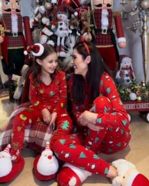 Marlene Favela Instagram - Nada me hace más feliz que ver tu carita visando montamos nuestro árbol de Navidad 🎄 @bellaseely_ 
Gracias 
@amarenaeventos por traer tu magia y tu alegría a nuestro hogar 🎅🏻🎄