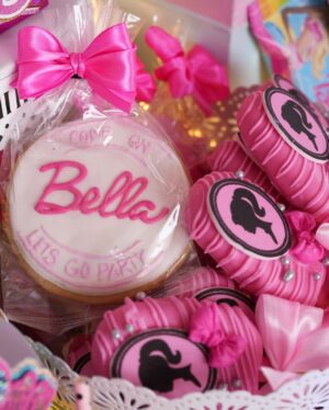 Marlene Favela Instagram - Eso nos pasa por rodearnos de los mejores👇🏼💕 

✅ @mattel ⭐️

✅ @grupohabita
Locación 

✅@amarenaeventos
Decoración y Organización de eventos

✅ @babidibooparty.cdmx 
Escenario (caja de Barbie)

✅@ideascreativaschicmx
Detalles personalizados, chocolates y box cubiertos con la temática 

✅@papeletamx 
Empaques de mesa de postres , mini domos & cajas y personalizados, bolsas de playa Bella

✅@pastelesmm
Pastel y postres

✅@dulce.salado.digital postres 

✅ @larisa_desing belleza de piñatas

✅ @happywishes.byabu 
Girnalda y centros de mesa

✅ @princesspartydf 
Barbie y Ken

#barbieparty #barbie