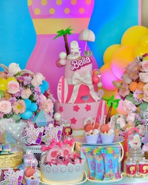 Marlene Favela Instagram - Que todos tus sueños siempre se hagan princesa @bellaseely_ 
👇🏼💕 

✅ @mattel ⭐️

✅ @grupohabita
Locación 

✅@amarenaeventos
Decoración y Organización de eventos

✅ @babidibooparty.cdmx 
Escenario (caja de Barbie)

✅@ideascreativaschicmx
Detalles personalizados, chocolates y box cubiertos con la temática 

✅@papeletamx 
Empaques de mesa de postres , mini domos & cajas y personalizados, bolsas de playa Bella

✅@pastelesmm
Pastel y postres

✅@dulce.salado.digital postres 

✅ @larisa_desing belleza de piñatas

✅ @happywishes.byabu 
Girnalda y centros de mesa

✅ @princesspartydf 
Barbie y Ken

#barbieparty #barbiedollcake