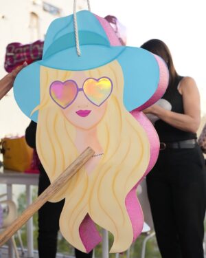 Marlene Favela Instagram - Que todos tus sueños siempre se hagan princesa @bellaseely_ 
👇🏼💕 

✅ @mattel ⭐️

✅ @grupohabita
Locación 

✅@amarenaeventos
Decoración y Organización de eventos

✅ @babidibooparty.cdmx 
Escenario (caja de Barbie)

✅@ideascreativaschicmx
Detalles personalizados, chocolates y box cubiertos con la temática 

✅@papeletamx 
Empaques de mesa de postres , mini domos & cajas y personalizados, bolsas de playa Bella

✅@pastelesmm
Pastel y postres

✅@dulce.salado.digital postres 

✅ @larisa_desing belleza de piñatas

✅ @happywishes.byabu 
Girnalda y centros de mesa

✅ @princesspartydf 
Barbie y Ken

#barbieparty #barbiedollcake