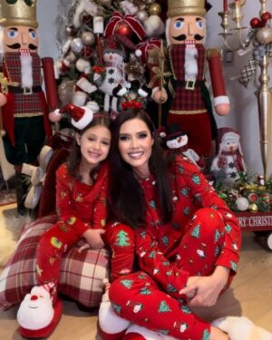 Marlene Favela Instagram - Nada me hace más feliz que ver tu carita visando montamos nuestro árbol de Navidad 🎄 @bellaseely_ 
Gracias 
@amarenaeventos por traer tu magia y tu alegría a nuestro hogar 🎅🏻🎄