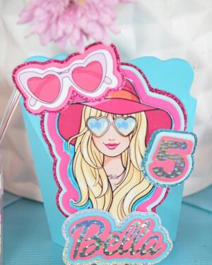 Marlene Favela Instagram - Eso nos pasa por rodearnos de los mejores👇🏼💕 

✅ @mattel ⭐️

✅ @grupohabita
Locación 

✅@amarenaeventos
Decoración y Organización de eventos

✅ @babidibooparty.cdmx 
Escenario (caja de Barbie)

✅@ideascreativaschicmx
Detalles personalizados, chocolates y box cubiertos con la temática 

✅@papeletamx 
Empaques de mesa de postres , mini domos & cajas y personalizados, bolsas de playa Bella

✅@pastelesmm
Pastel y postres

✅@dulce.salado.digital postres 

✅ @larisa_desing belleza de piñatas

✅ @happywishes.byabu 
Girnalda y centros de mesa

✅ @princesspartydf 
Barbie y Ken

#barbieparty #barbie